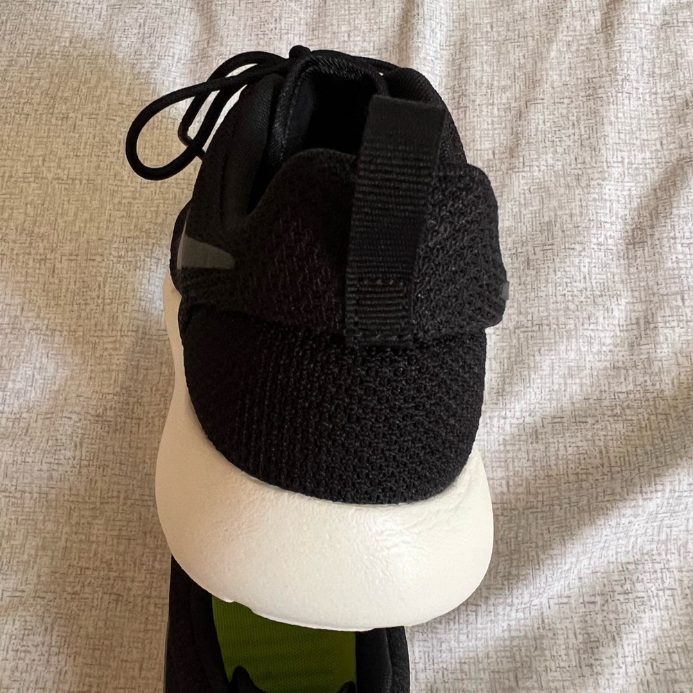 EUC Nike Men’s Roshe Run Shoes in Black/Anthracite Sail - Picture 7 of 9